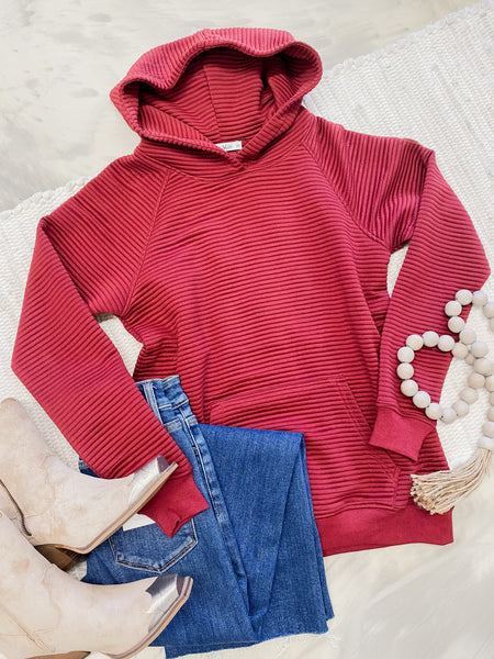Michelle Mae Tatum Textured Pullover Hoodie in Burgundy