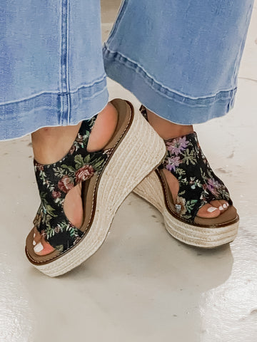 Freddie Carley Sandal in Black