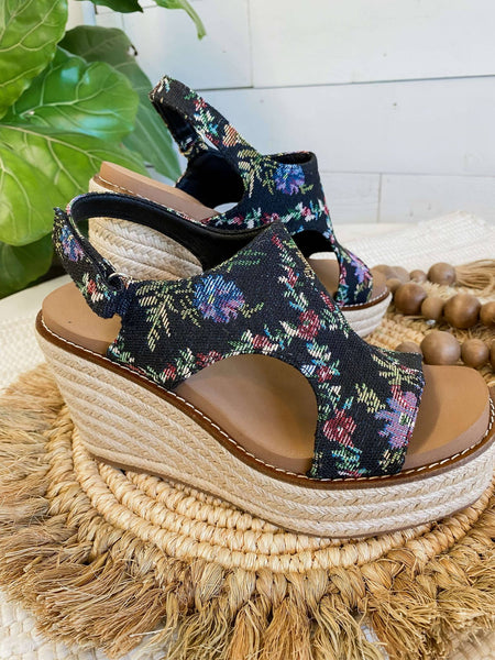 Freddie Carley Sandal in Black